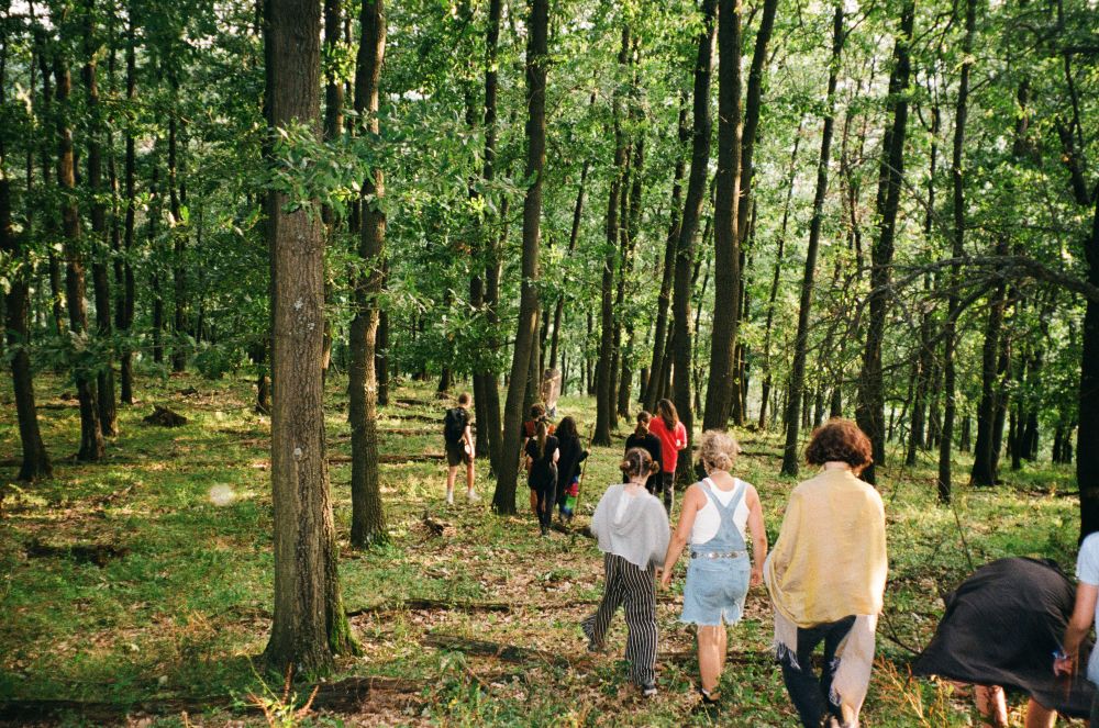 Gyerekek jelmezben gyakorlatoznak